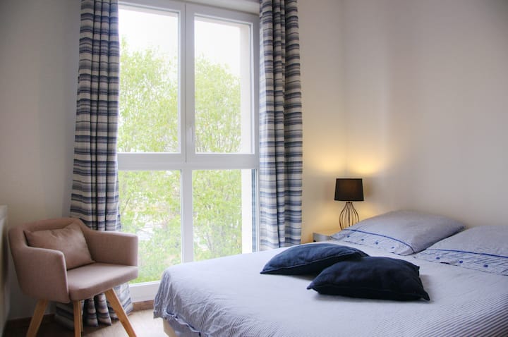 חדר שינה שני עם מיטה זוגית