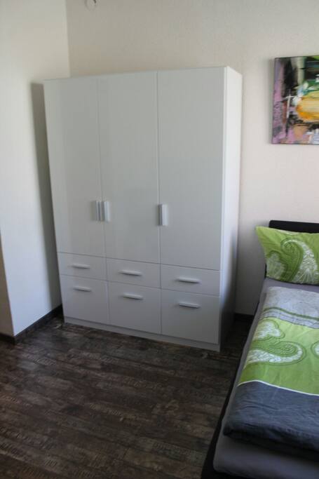 Geräumiger Kleiderschrank mit Kleiderbügel,
Bügeleisen und Bügelbrett
Big closet with clothes hanger, iron and iron board