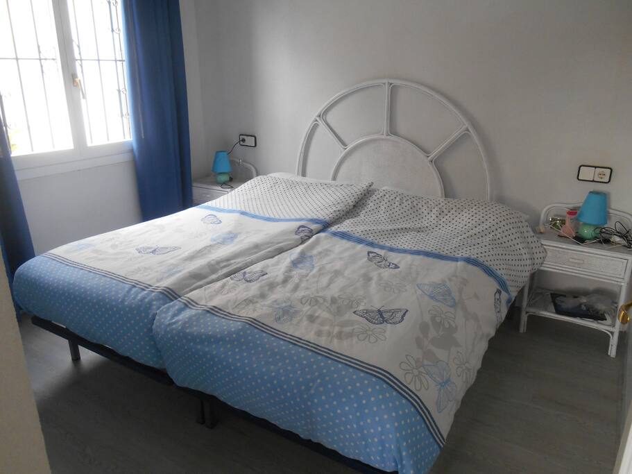 1e slaapkamer er is nog een 2e allebei op begane grond
