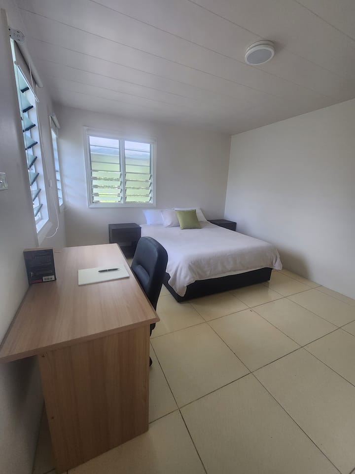 Spálňa 2 s pracovným priestorom