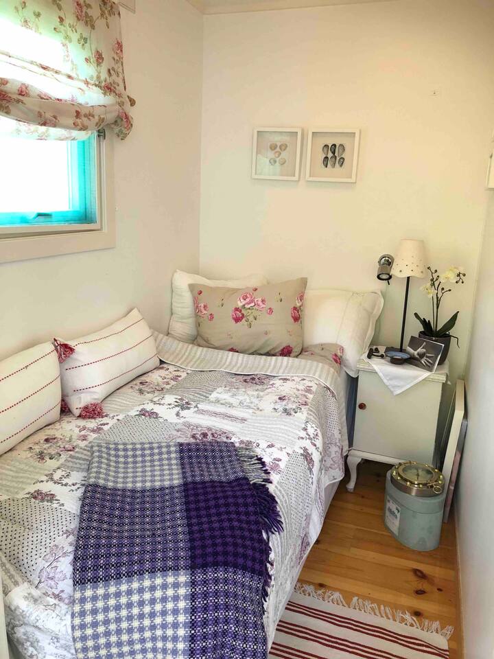 Single bed bedroom sa annex sa labas ng bahay (dalawang 2 yarda/1.5 metro lang mula sa pangunahing pasukan). Portable fan. Mosquito net sa bintana.