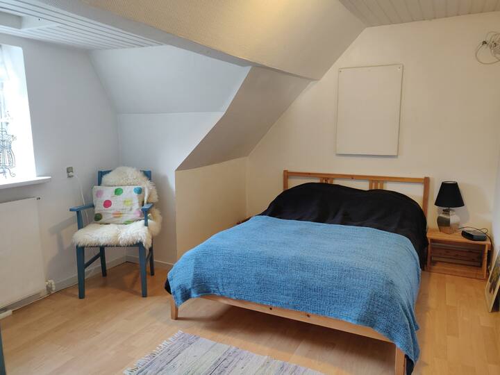 Værelse med 140 cm seng