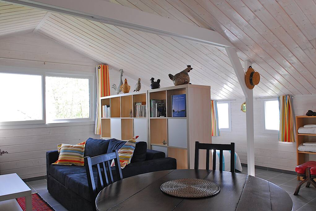 salon lumineux donnant sur le marais