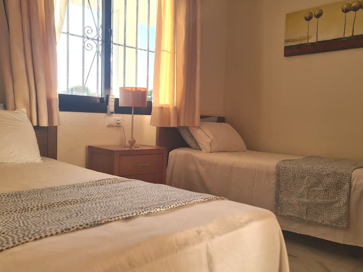 Მეორე საძინებელი 2 საწოლით, აქვს ჩაშენებული კარადა, A/C და ჭერის ვენტილატორი. 