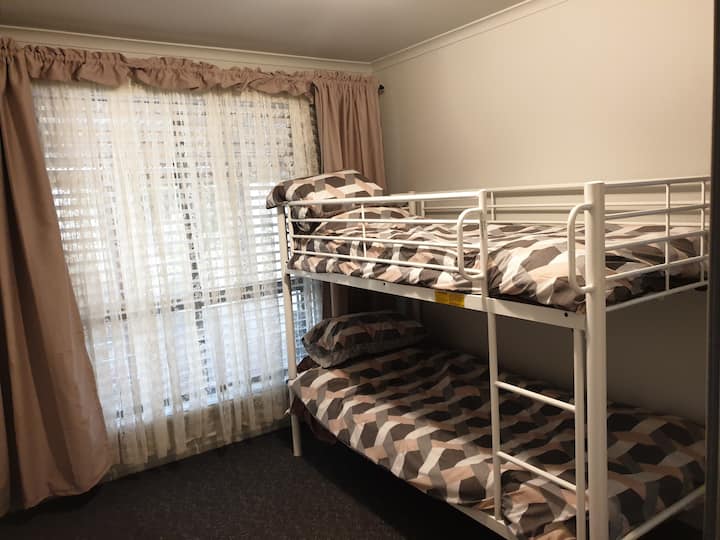 Pendët poshtë këllëfëve, të ndërtuara me rroba 