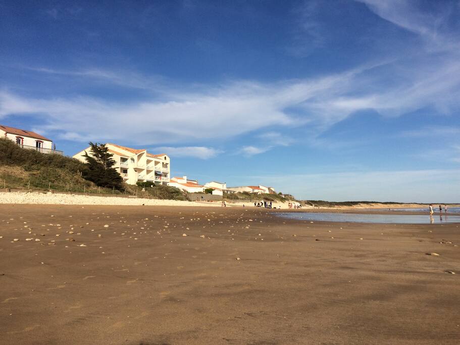 Petit immeuble sur la plage du Rocher