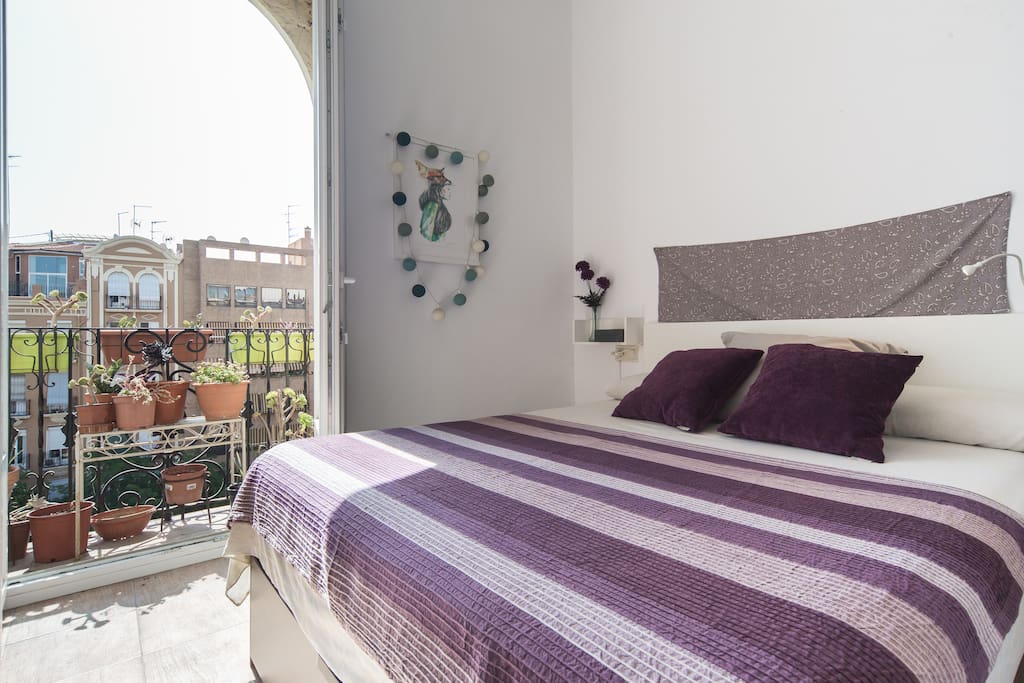 Cuarto principal con balcón