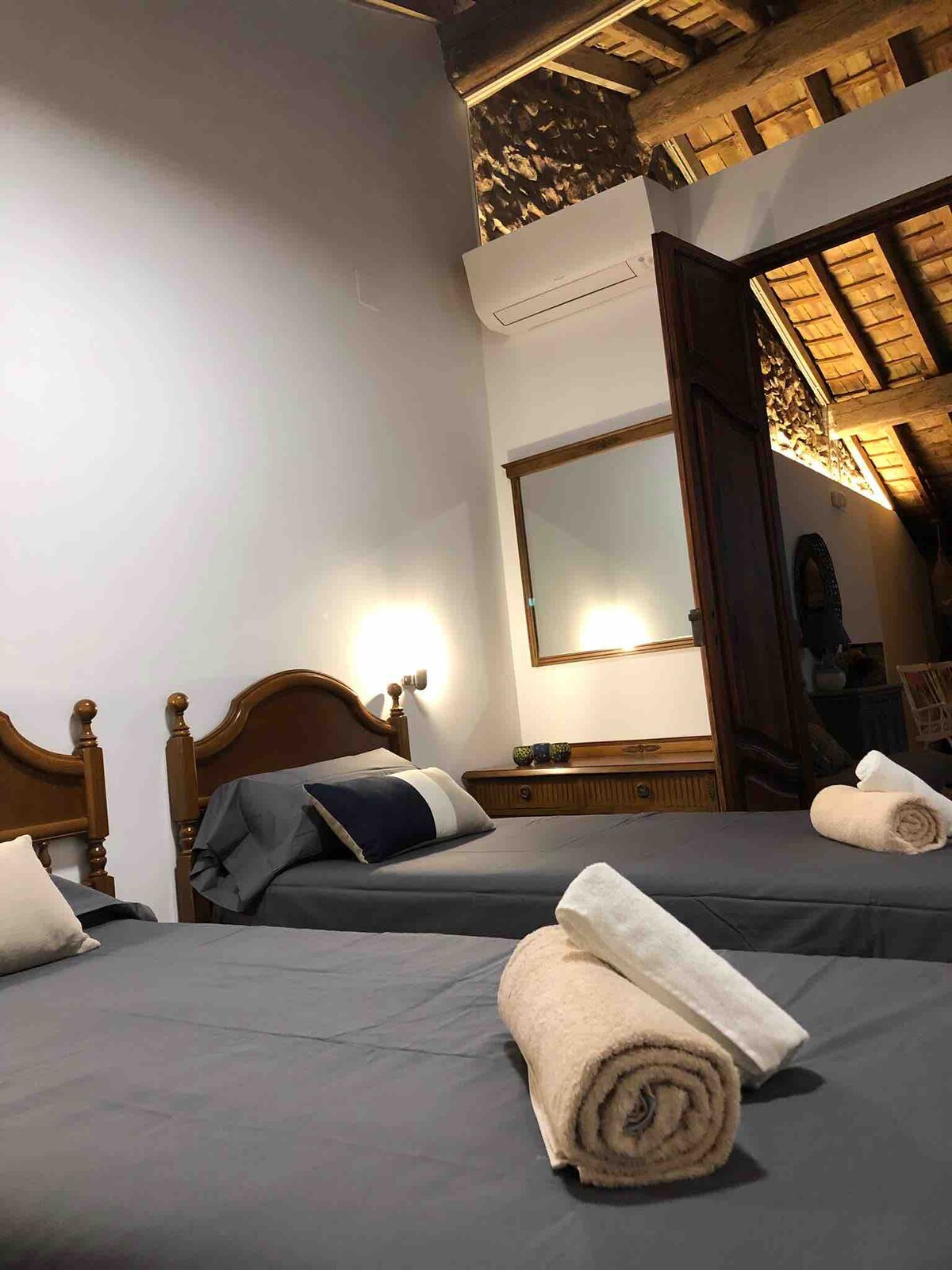 Habitación doble con dos camas de 90, ventilador en techo con vigas de madera,planta primera