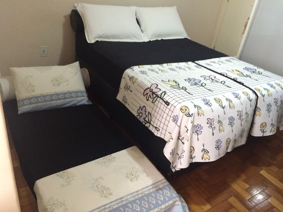 Para 3 pessoas: 1 cama casal + 1 colchão solteiro (arrumado no chão)