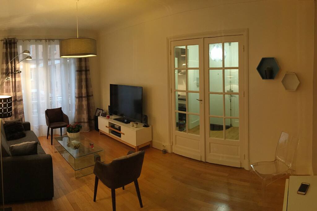 salon avec canapé lit grand confort, écran TV 146 cm avec satellite