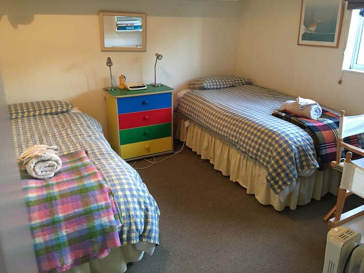 Dhoma e dytë e gjumit në katin e poshtëm