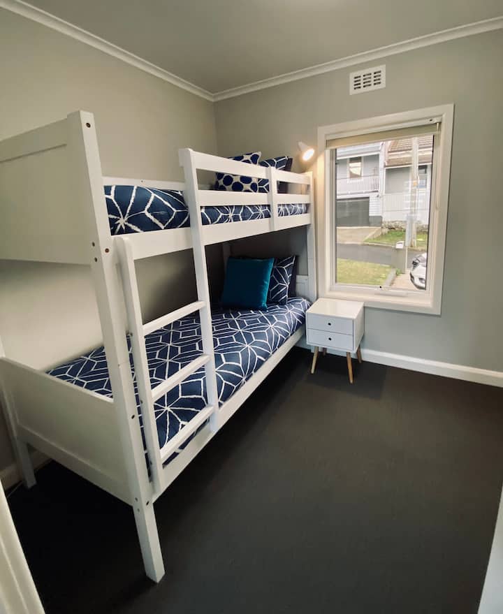 3号卧室配有双层床和舒适的床垫