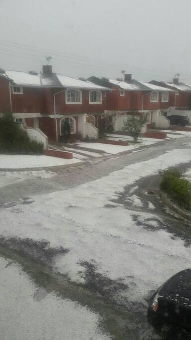 El conjunto desde la ventana de la casa #10. Granizo en época invernal