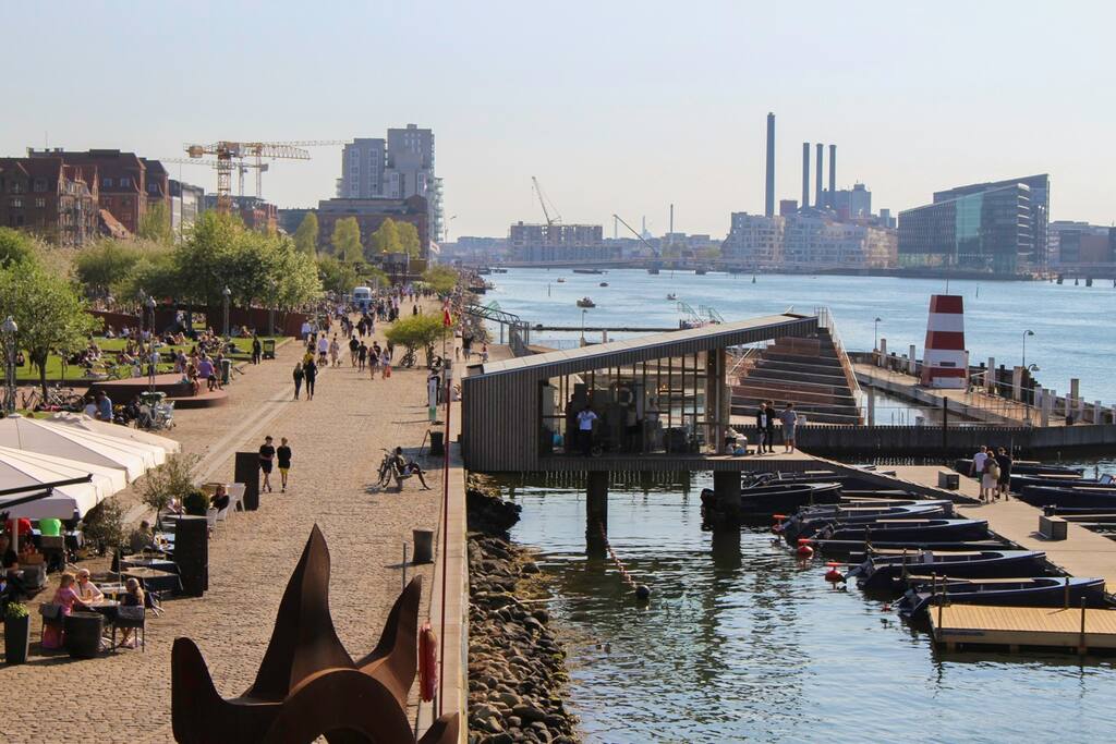 "Islands brygge", the harbor bath and the boat rental on the other side of the canal, just across from our street.