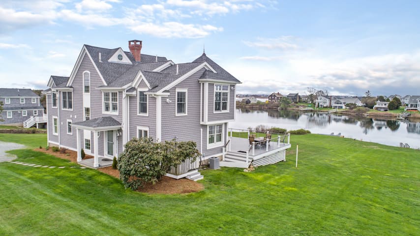 Beautiful Waterfront home! Walk to beach! gallery image 2