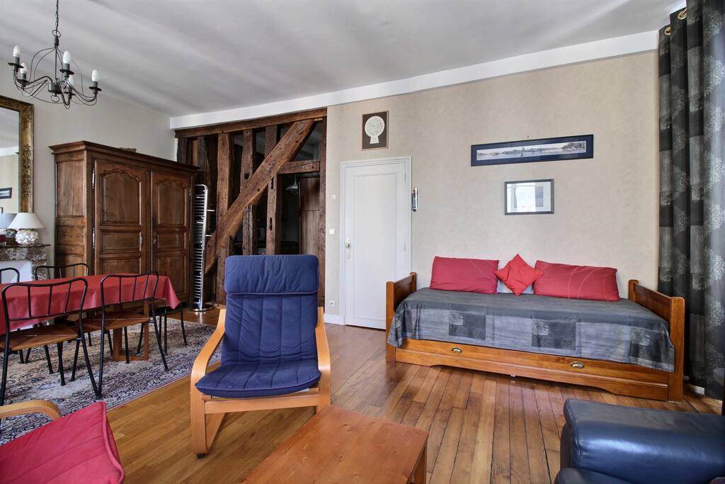 Living room With sofa and TV