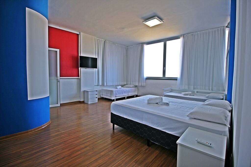 Suíte com linda vista panorâmica da praia de Copacabana. 1 cama de casal, 3 camas de solteiro, ar split, TV LCD e banheiro exclusivo.