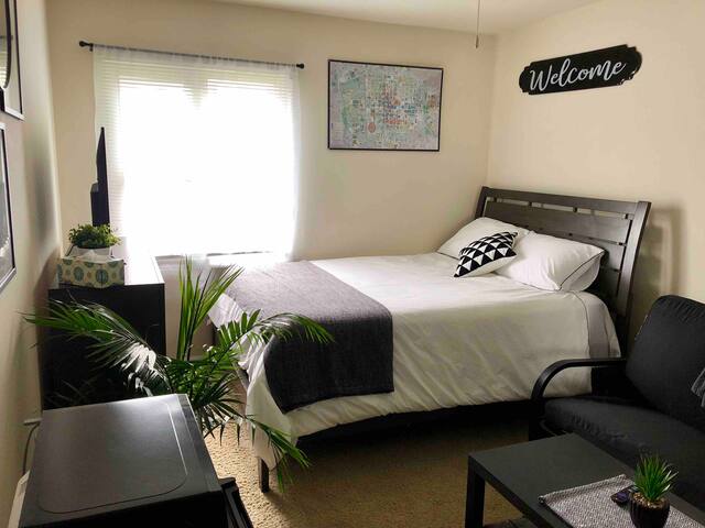 Spacious Room w/ Kitchenette in ♥ of Charlotte