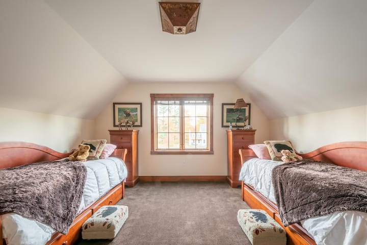 Საძინებელი №4. ორი ორადგილიანი საწოლი. მეორე სართული.