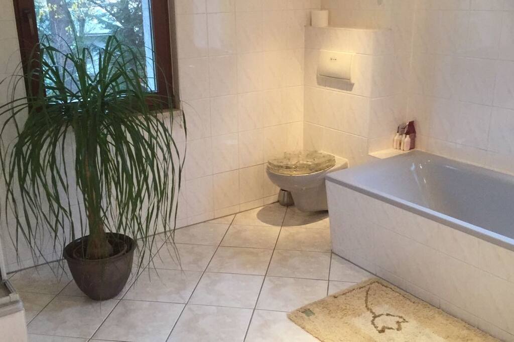Bad mit Badewanne, Dusche und Fußbodenheizung