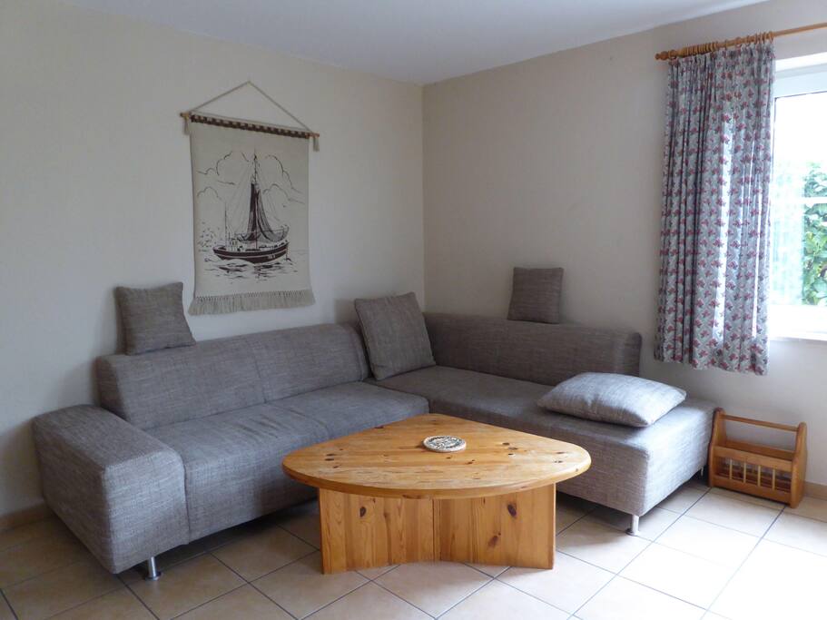 Wohnzimmer mit neuem Sofa