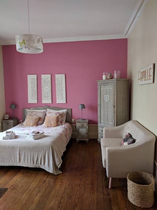 Chambre Fruitée -Lit double (160cm) et sdb privative avec baignoire et toilette séparé sur le palier. Porte communicante avec la chambre Minérale