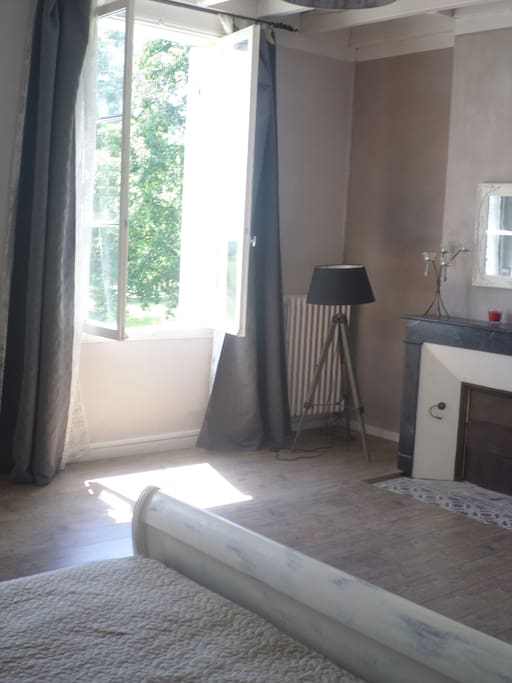 Votre chambre au 1er étage 30 m2 , lit double et lit simple donnant sur le jardin et la piscine