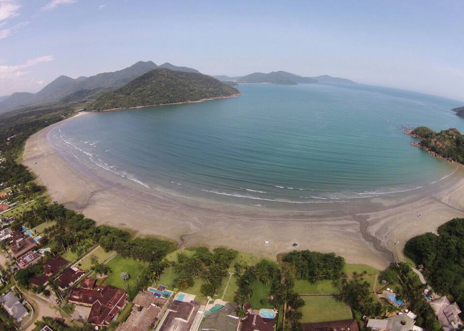 Vista aérea da Praia Dura, onde a casa está localizada