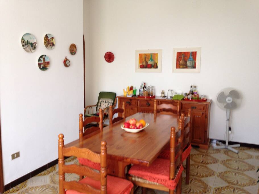 tinello sala da pranzo con tavolo allungabile fino a 12 posti