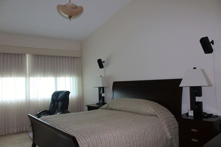 King size Bed Principal Bedroom