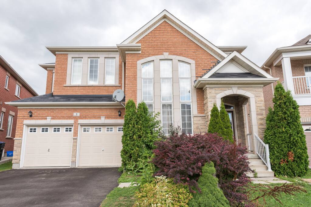 Executive 6 Bedroom Brampton Home (Toronto GTA) Houses for Rent in