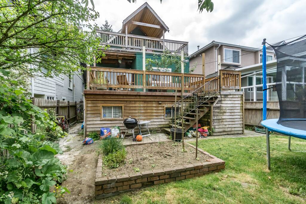 Shared back yard with barbecue and trampoline