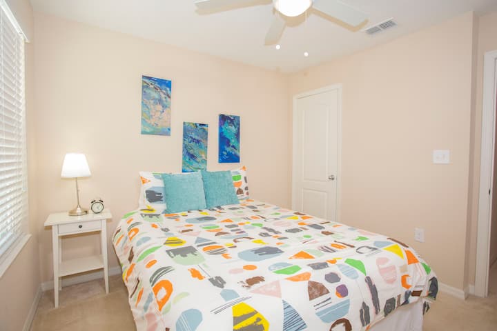 DORMITORIOS EN EL SEGUNDO PISO:
• Dormitorio 4: cama tamaño queen