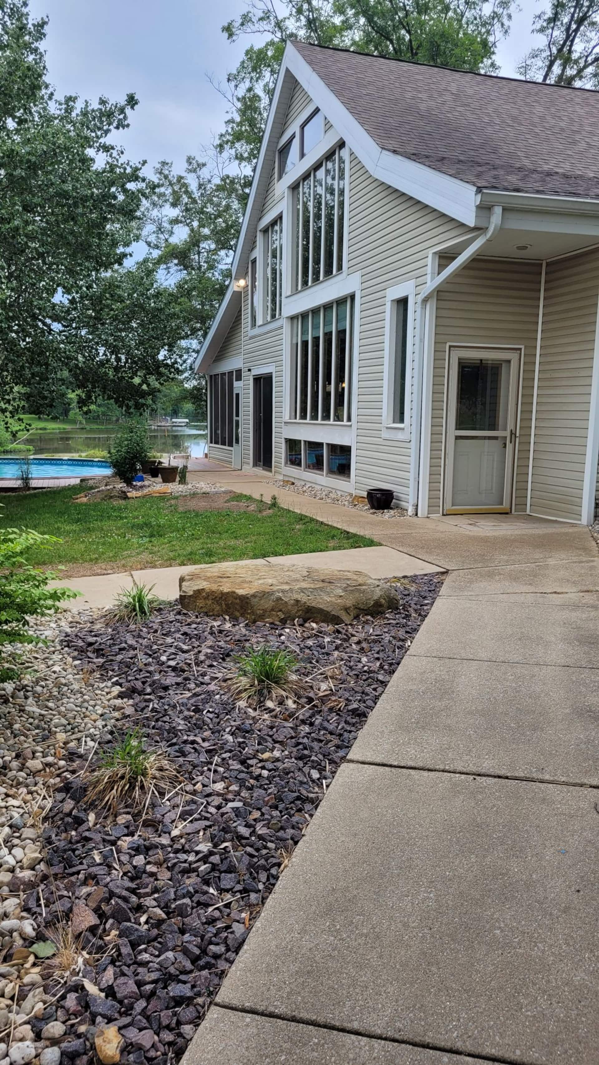 Private Cabin w/Pool on Lake Centralia, sleeps 12.