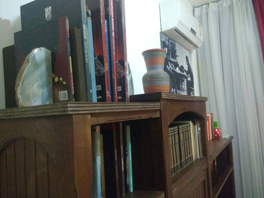 Livros de arte para consulta no quarto de hóspedes