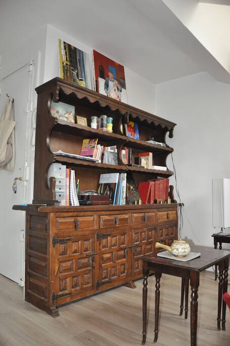 This is the view of the library in front of the couch/bed. I have many english-written books about art, poetry or tales. I hope you enjoy my collection of old books and pigments. I am a painter so maybe you can look at my ongoing projects that sit atop of the shelves, and have an exclusive avant-première exhibition ? (view with single bed)