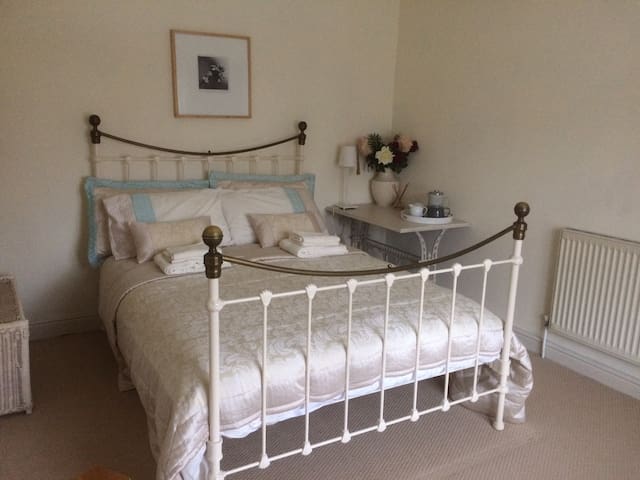 Stylish private room in Edwardian house