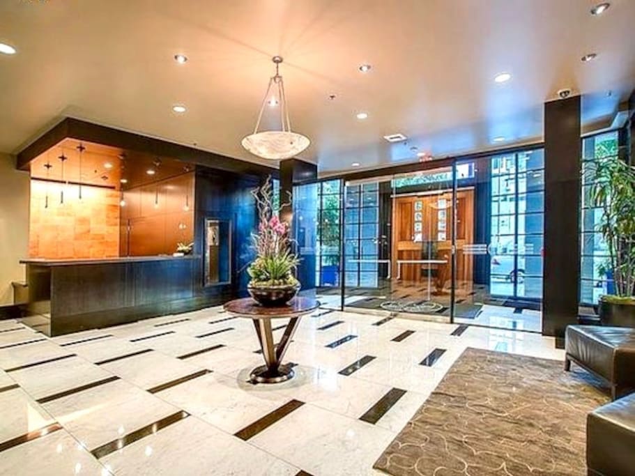 Entrance and lobby with concierge desk.