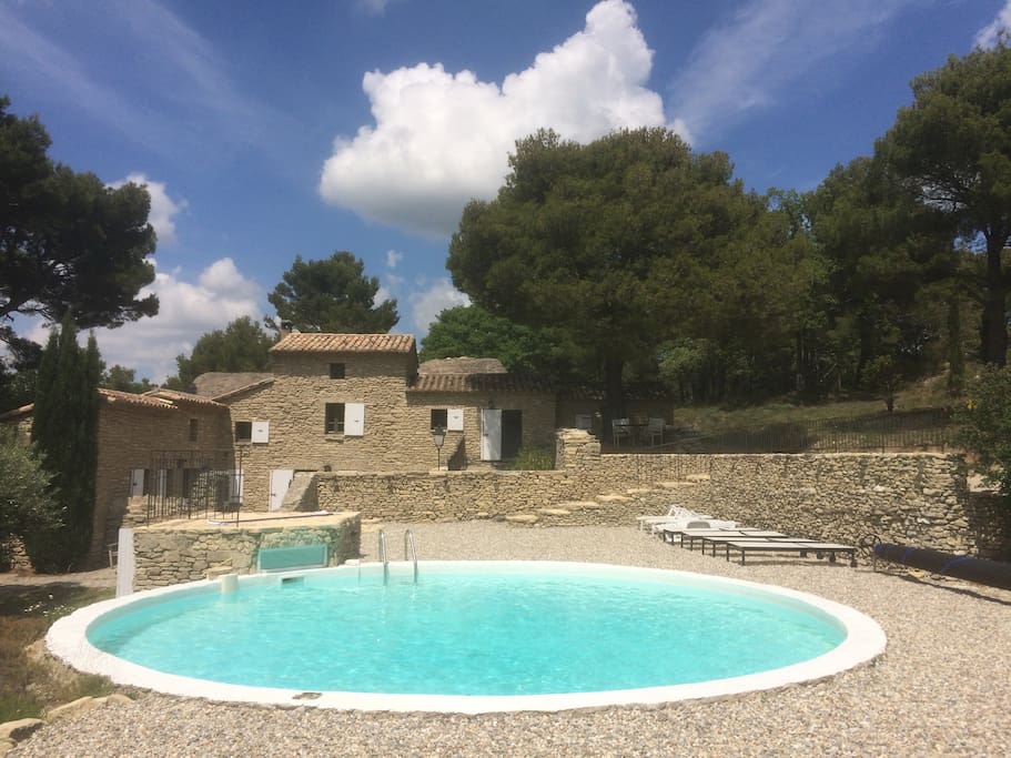 La maison vue depuis la piscine