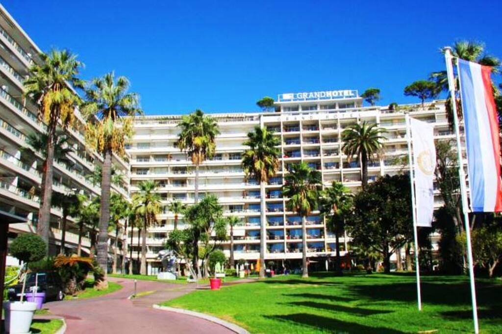 Beautiful building and garden just in front of the sea! Very quite, the only location on the Croisette with such a great place.