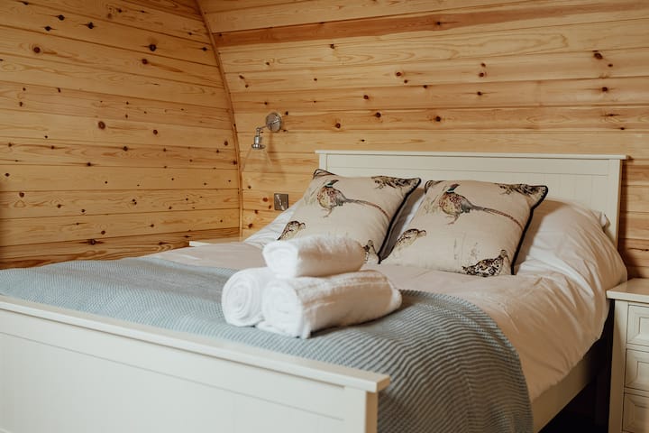 Camera padronale con letto matrimoniale