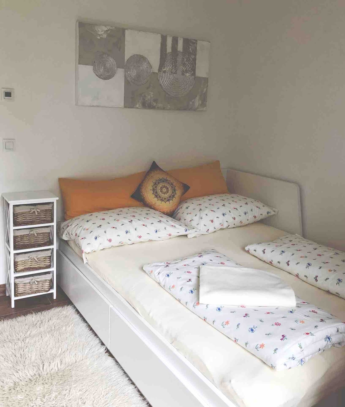 Ambient me krevat/ftohje i zgjeruar në 160/200cm, i përgatitur për 2 persona ose komod për 1 person