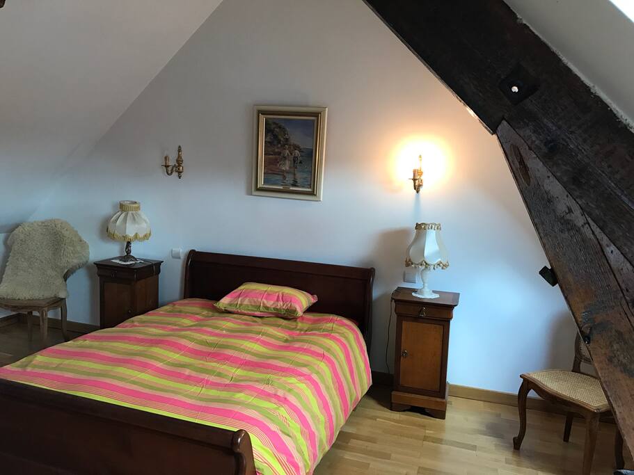 la chambre pour deux personnes
lit de deux personnes et 1 lit de 1 personne