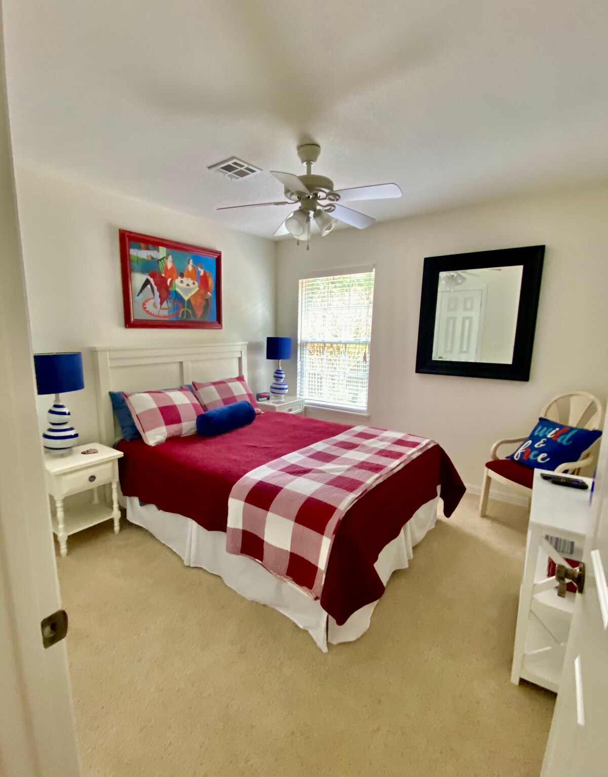 第二间卧室配备一张标准双人床