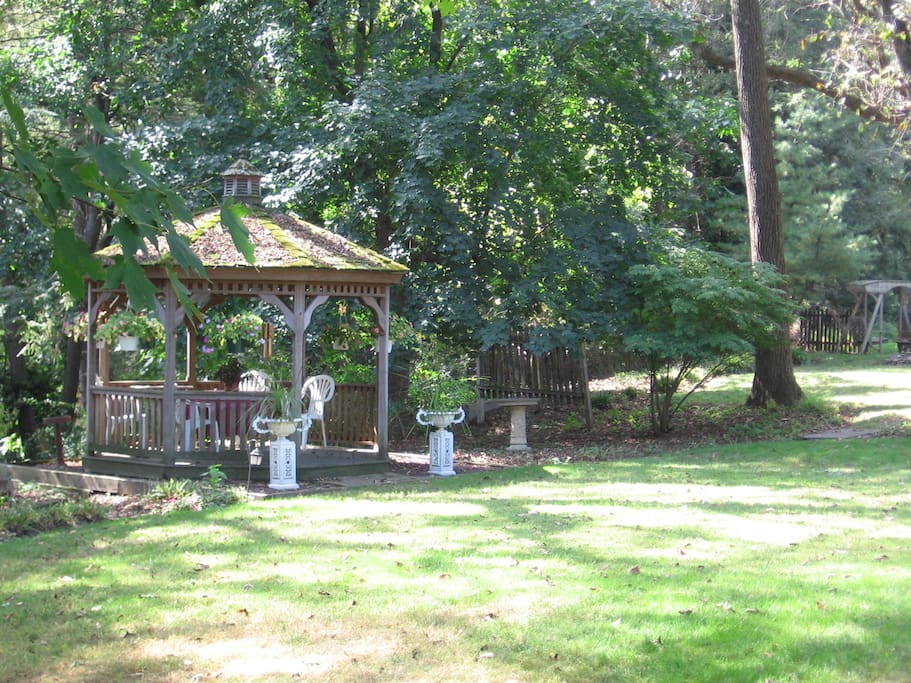 There are over 2 acres of private, park like grounds behind the Carriage House. Tall shade trees and gardens abound.