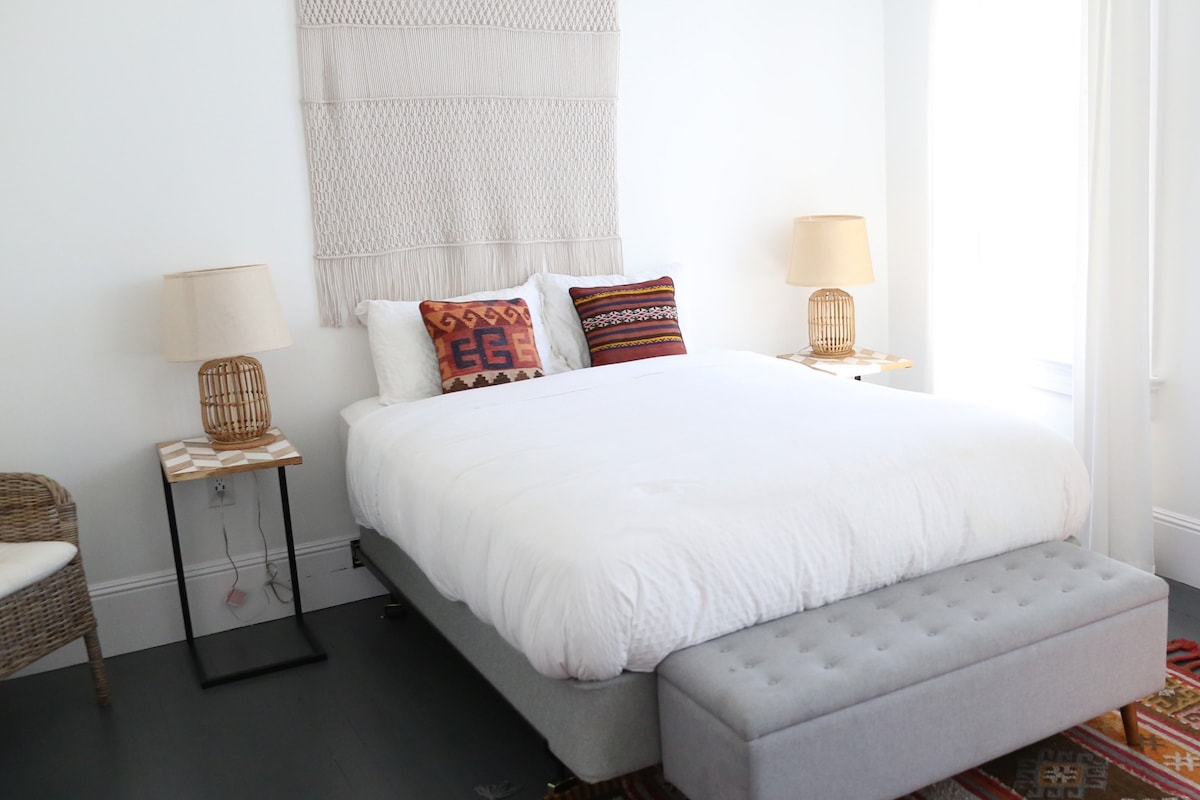 Popular Airbnb listing: 13. The Burlington Hotel in Westlake