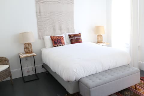 Popular Airbnb listing: 13. The Burlington Hotel in Westlake