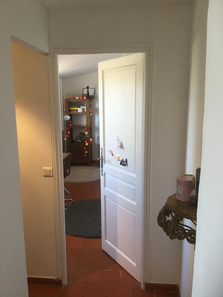 Entrada a la habitación 3 con un amplio vestidor en la entrada a la izquierda.