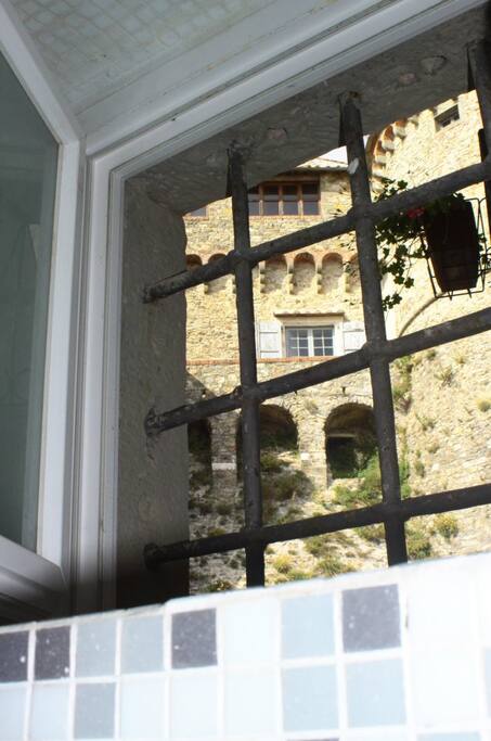 finestra del bagno vista castello