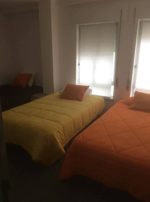 Quarto A (3 camas solteiro)